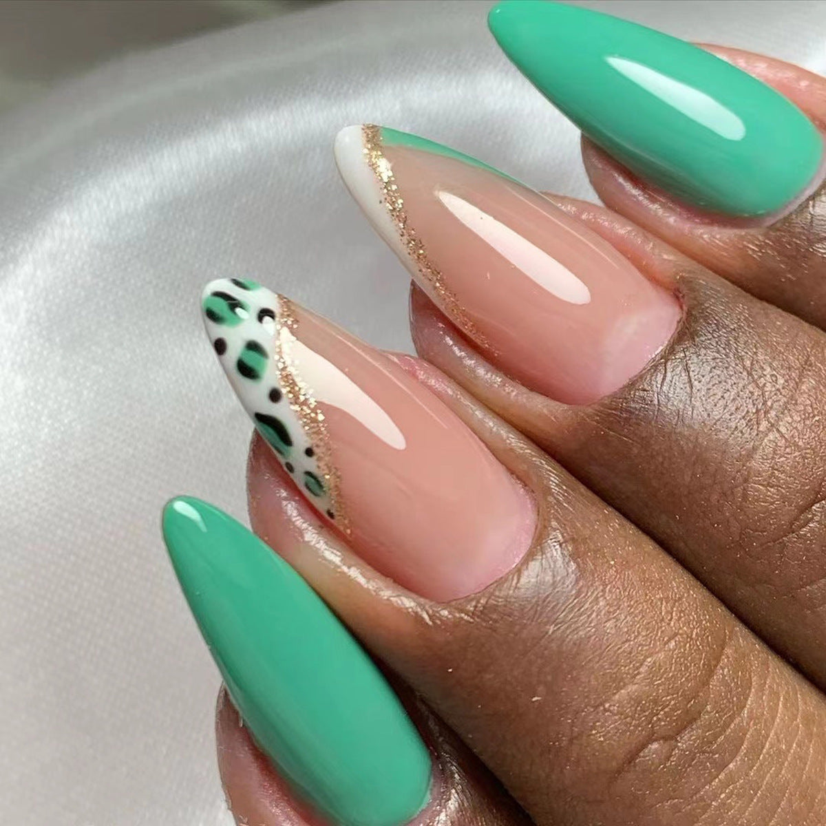 Beautiful Holiday Nail Set 10 Pieces